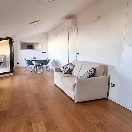 Lägenhet Attico Mansardato Con Terrazza Vista Mare
